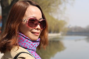 散文獎：《陪審員手記》作者：朝顏(畬族)         獲獎感言　　十年的光陰，從無意識的寫作進(jìn)入自覺的寫作，閱讀、生活、探尋、思考，幾乎每一天都是累積和做功課的一部分。如果說最初的創(chuàng)作更多來源于表達(dá)的沖動，那么最近幾年，則應(yīng)該歸結(jié)于向內(nèi)深刻思慮之后，向外尋求用文字與人世搭建一座橋梁……