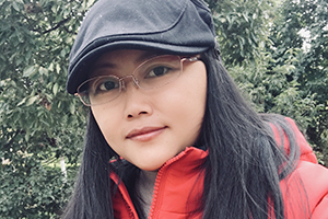 散文獎：《檐上的月亮》作者：阿微木依蘿(彝族)         獲獎感言　　“不知道為何寫作”才是寫作的理由。一切仿佛命定，仿佛在人生的岔道上無意中走上寫作這條路。這才符合我的狀態(tài)。人總歸是盲目的，睜著一雙眼睛也是盲目的，因此需要捫心思索，需要開眼，需要明智。寫作就是重新將自己從嬰兒期長大……