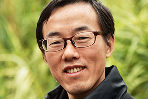 詩歌獎：《逆風(fēng)歌》作者：張遠(yuǎn)倫(苗族)         獲獎感言　　《逆風(fēng)歌》是我創(chuàng)作的以“諸佛村”系列組詩為主的一部詩集。諸佛村是重慶市彭水苗族土家族自治縣諸佛鄉(xiāng)的一個村。從1996年開始，我在那里生活了10年。這既是是我人生錘煉的10年，也是我的詩藝積淀的10年，那里的純凈、優(yōu)美、淳樸深深影響了我，親人們的隱忍、堅強(qiáng)、艱辛更是讓我難以忘懷……