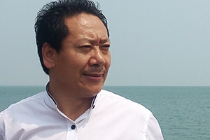 詩歌獎：《桑多鎮(zhèn)》作者：扎西才讓(藏族)         獲獎感言　　在有限的文字里，我試圖寫出桑多人在歷史長河中或隱或顯的倔強(qiáng)身影，捕捉他們在社會變革進(jìn)程中在觀念、精神、意志等方面的變化，呈現(xiàn)他們在國家惠民政策的照耀下通過自身努力改善生活狀況的事實。當(dāng)然，我也寫到他們身披信仰之光處變不驚的生存常態(tài)，根深蒂固的舊觀念舊思維，人性中永不消逝的善與惡的多種因子……