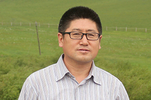 詩歌獎：《春夜，誰在呼喚》（蒙古文）作者：滿全（蒙古族）         獲獎感言　　詩歌與學(xué)術(shù)如同火海與冰山。詩歌代表著我的激情、才氣和浪漫，學(xué)術(shù)代表著我的理性、睿智和嚴(yán)謹(jǐn)。每時每刻穿梭在草原與城市、傳統(tǒng)與現(xiàn)代、母語與非母語、詩歌與學(xué)術(shù)之間，傾聽著來自不同領(lǐng)域的聲音，體驗著世界的豐滿和復(fù)雜……