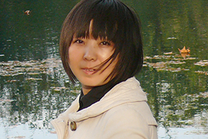 報告文學(xué)獎：《海雀，海雀》作者：王華（仡佬族）         獲獎感言　　海雀被一大片森林摟著，房舍間，還有各家根據(jù)自己的喜歡種的各種果樹、花樹。幾輪的房改工程，已經(jīng)將這里的民房統(tǒng)一了風(fēng)格，道路也全部硬化了，半坡還有一個小廣場，村里有了拿工資的清潔工——海雀很美。以至于，我都不太相信曾經(jīng)的海雀真是資料上介紹的那個樣子——一個“苦甲天下”、不適合人居的地方……