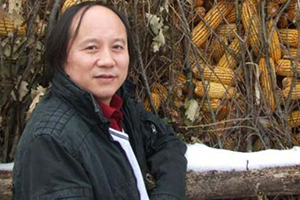 報告文學(xué)獎：《羅布泊新歌》作者：劉國強(qiáng)（滿族）         獲獎感言　　我對“下沉”這個詞匯充滿感情。下沉的力度和深度，決定回彈的高度。下沉進(jìn)生活里，總會找到一眼旺泉。有人說，只要生活著，隨處都是生活。我不敢茍同，因為此“生活”和彼“生活”是不一樣的。我們生活的時代，趕上百年未有之大變局，原態(tài)生活往往比我們想象的還要刺激、精彩……