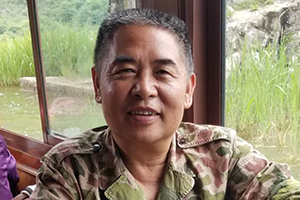 報告文學(xué)獎：《宋文驄——從游擊隊員到殲10之父》作者：段平（回族）         獲獎感言　　有時候，正如古羅馬人韋格修斯所說，如果你想要和平，那就準(zhǔn)備戰(zhàn)爭。這是逼不得已的事情。而為了不戰(zhàn)而屈人之兵，除了軍隊的準(zhǔn)備，就是我們大國重器的鑄造者，我們的科學(xué)家了。作為一個長期從事軍事題材創(chuàng)作的文學(xué)人，一個老兵，為他們而歌，我責(zé)無旁貸……