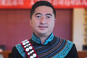 報告文學(xué)獎：《懸崖村》作者：阿克鳩射（彝族）         獲獎感言　　作為“懸崖村”脫貧攻堅奮斗歷程的記錄者，我深切感受到，自打響脫貧攻堅戰(zhàn)以來，黨和政府對彝族地區(qū)脫貧攻堅工作的重視和支持，社會各界對彝族地區(qū)的幫扶，基層黨員干部的實干、苦干、巧干精神，以及彝區(qū)群眾為創(chuàng)造幸福生活而迸發(fā)出的強(qiáng)大內(nèi)生動力……