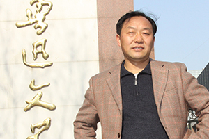 中短篇小說獎：《馬嘶》作者：呂翼（彝族）         獲獎感言　　我寫動物之痛，寫人物之苦，寫時代之變，寫民族之間的碰撞、糾結(jié)、交流與融合，寫世道人心的起落、輾轉(zhuǎn)與澀重，力圖表達(dá)一個底層負(fù)重者對世界的張望。其間既有個人的恩怨情仇，又有著更多的家國情懷。這世間甜比苦多，美比丑多，愛比痛多……