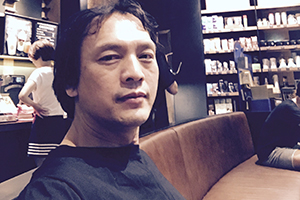 中短篇小說獎：《人間消息》作者：李約熱（壯族）         獲獎感言　　自2003年以“李約熱”為筆名發(fā)表作品以來，已經(jīng)過去17個年頭。17年來，在祖國南疆、美麗神奇的八桂大地上，有很多動人的故事吸引著我。我寫作的靈感，來自我曾經(jīng)生活、工作過的鄉(xiāng)村，生活在那里的人們，他們的生存狀態(tài)、他們的喜怒哀樂、他們的所思所想、他們對美好生活的追求，給我提供了豐富的寫作素材……