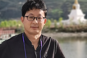 中短篇小說獎：《睡覺的水》（藏文）作者：拉先加（藏族）         獲獎感言　　雖然隔著千山萬水，但總是割不斷我對那一方生我養(yǎng)我的故土的眷戀與思念，惟有用母語寫作，才能在夢中在心中可以無限接近那些被時空隔開的人和事，才能感覺到自己逐漸變得完整和充實。所以我盡管生活在北京，但依然堅持用母語寫作，嘗試對這一古老的語言賦予一些新的活力……