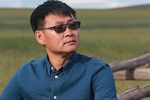 中短篇小說獎：《騎馬周游世界》作者：海勒根那（蒙古族）         獲獎感言　　在我看來，短篇小說就像一條條布滿霧氣的纖細(xì)支流，讀者自己會撥開層層云霧，見到它們蜿蜒爬行的樣子。而前方它們即將一泄而入的那條大河，會帶給你忽然的寬廣與源遠(yuǎn)流長。所以我愿意用溪水般純凈的語言和九曲回腸的意境，努力涌向?qū)掗煹暮恿鳎钡浇咏鼔糁械拇蠛?。那是文學(xué)的大海，春暖花開的大?！?/></a></dt>
      <dd><a href=