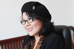 長篇小說獎：《舞動的木偶》（朝鮮文）作者：許連順（朝鮮族）         獲獎感言　　對我而言，寫作與其說是一種職業(yè)，毋寧說是旨在燃燒生命的一種手段。在為自己的文學(xué)局限性而感到無為無助時，我曾感到不亞于死亡的絕望?？墒?，這種絕望又逼迫我重新拿起筆來。小說教會了我戰(zhàn)勝絕望的方法。只有在寫小說的時候，我才會真真切切地感到我是活著的。寫小說，就是同小說中的人物一同體驗人生……