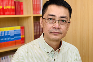 長篇小說獎：《駐村筆記》作者：紅日（瑤族）         獲獎感言　　腳上沾有多少泥土，心中就積淀多少故事。兩年駐村激發(fā)了我書寫《駐村筆記》的創(chuàng)作靈感，豐富了我的創(chuàng)作素材，拓寬了創(chuàng)作視野，拉近了與人民群眾的感情，思想上得到了洗禮，藝術(shù)上得到了提高……