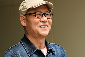 長篇小說獎：《青色蒙古》作者：海倫納（蒙古族）         獲獎感言　　長篇小說《青色蒙古》以科爾沁草原上潮爾沁（演奏馬頭琴說唱的民間藝人）世家三代人為主線，濃縮了清朝初期科爾沁蒙古人近百年的歷史和心靈世界，筆下的人物仿佛帶著那個時代的風(fēng)塵一一躍然紙上，我也自然而然地走進(jìn)了他們的生活，體驗著他們的情感，體會著生命的價值……