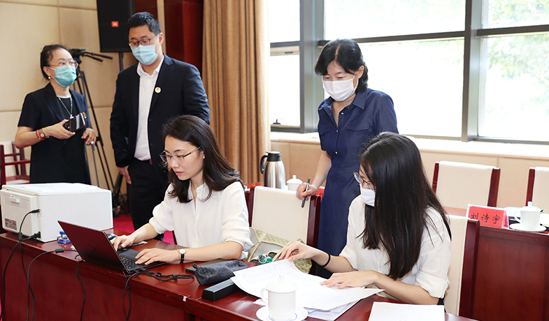 各組聯(lián)絡(luò)員在監(jiān)察組和公證員的監(jiān)督下統(tǒng)計投票情況