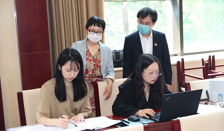 各組聯(lián)絡(luò)員在監(jiān)察組和公證員的監(jiān)督下統(tǒng)計投票情況