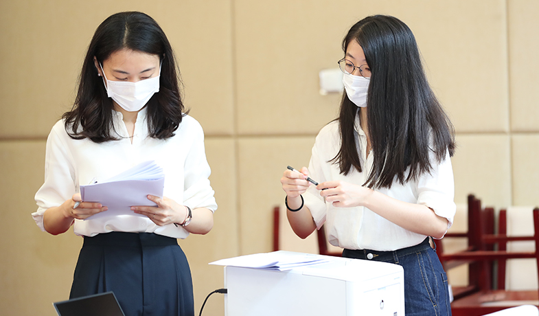 聯(lián)絡(luò)員收回并清點選票