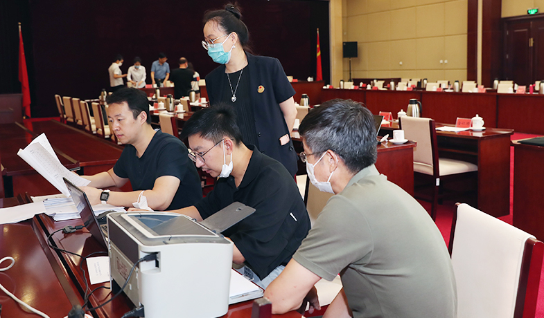 各組聯(lián)絡(luò)員在監(jiān)察組和公證員的監(jiān)督下統(tǒng)計投票情況