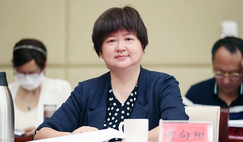 評獎辦公室主任何向陽作關(guān)于初選作品和初選譯者公示情況的說明