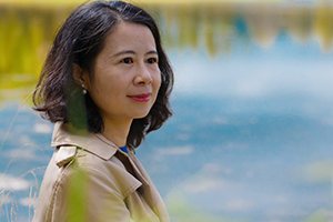 詩歌獎：《無數(shù)燈火選中的夜》作者：馮娜(白族)         獲獎感言　　對于個人而言，寫作更多時候是對自我的教育；它包含著對自己認(rèn)知方式的塑造、對自我天賦和創(chuàng)造力的挖掘、對自身盲從和偏見的糾正，以及對自我完成的一種要求?！稛o數(shù)燈火選中的夜》一書就是階段性地呈現(xiàn)了我——一個少數(shù)民族的后裔，在邊地與城市、少數(shù)與多數(shù)、辨認(rèn)和懷疑之間，在如何鍛造自己的心靈風(fēng)貌……