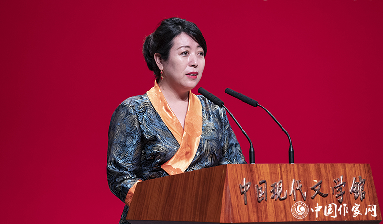 梅卓代表長篇小說獎獲獎?wù)咧麓鹪~