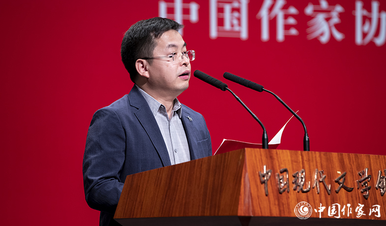 鄧凱代表評委會宣讀第十二屆駿馬獎報告文學(xué)獎授獎辭