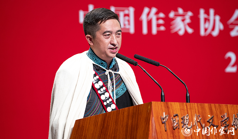 阿克鳩射代表報告文學(xué)獎獲獎?wù)咧麓鹪~