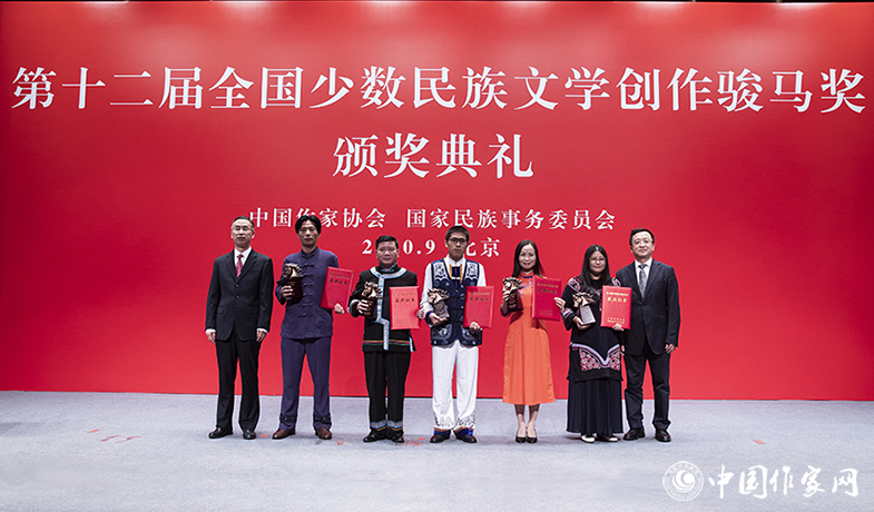 中國作協(xié)副主席閻晶明、國家民委宣傳司司長郭建民為散文獎獲獎?wù)哳C獎