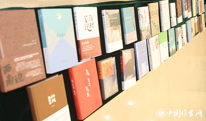 9月25日，第十二屆駿馬獎頒獎現(xiàn)場陳列的獲獎作品