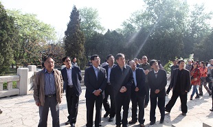 錢(qián)小芊與學(xué)員參觀革命烈士紀(jì)念塔