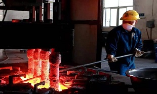 作家汪峰、賀璞走進江西銅業(yè)和安源煤礦采訪