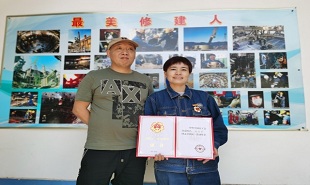 作家楊獻平采訪五一勞動獎?wù)芦@得者梁恩榮