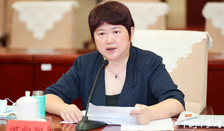 評獎辦公室主任何向陽作關(guān)于參評作品申報公示、評委分組等情況的說明