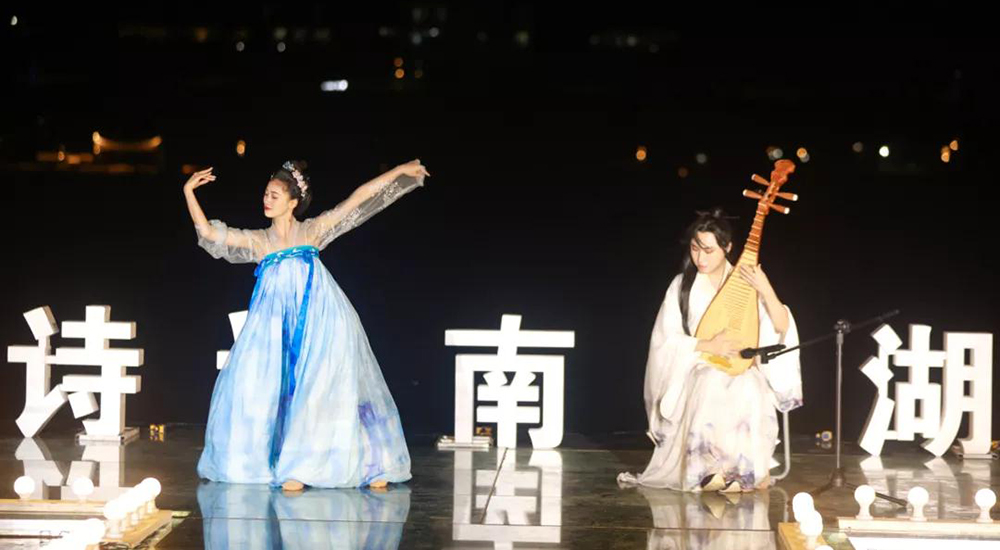 重慶詩(shī)詞學(xué)會(huì)志愿者參與“詩(shī)話南天湖”活動(dòng)