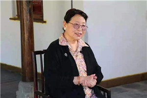 小說：獲獎作品《耗子大爺起晚了》作者：葉廣芩         獲獎感言　　在走了不少路，吃了不少飯，寫了大半輩子“風(fēng)也蕭蕭，雨也瀟瀟”一類的滄桑文字之后，我的筆端竟然停留在“上燈臺偷油吃”的小耗子身上，回到了兒時居住過的頤和園，跟小孩子們有了一場親切對話。這實在是出乎預(yù)料的事情，細(xì)想?yún)s也在預(yù)料之中：人生就好比一個圓，轉(zhuǎn)哪轉(zhuǎn)的，轉(zhuǎn)著轉(zhuǎn)著首和尾兩頭就連上了，太自然不過。