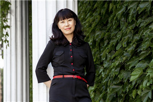 童話：獲獎作品《慢小孩》作者：遲慧         獲獎感言　　我的童話創(chuàng)作是兒子鐵蛋開啟的，第一部童話作品是我們親子互動的結(jié)果。我在完全不知情、毫無準(zhǔn)備的情形下走上了兒童文學(xué)創(chuàng)作的道路。童話闖進了我的生活，它讓我看到了不一樣的人生風(fēng)景，我像個好奇的孩子，打量著新風(fēng)景。有時候會有這樣的感覺：這些作品不是由我創(chuàng)作，而是在途中等待與我相遇，我就是這樣與慢小孩相遇的。我們的相遇并非偶然，因為我就是曾經(jīng)的慢小孩。