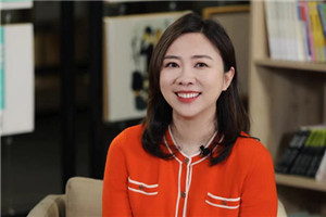 童話：獲獎作品《永遠(yuǎn)玩具店》作者：葛競         獲獎感言　　小時候，我是個愛讀童話的孩子。家里書柜中裝的都是童話書，日記本上寫了很多自己想象出來的小童話。童話的幻想最自由任性，最變化無窮，它可以潛入深海，可以飛上天空，也可以從每個人的心靈里生長出來。童話讓你和兒時的自己對話；讓想象的香氣彌漫開來，給現(xiàn)實打開一道透氣的窗；讓你在奇幻世界里發(fā)現(xiàn)另一個自己，也許那才是最真實的你。