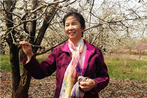 散文：獲獎作品《好想長成一棵樹》作者：湘女         獲獎感言　　我在湖南湘江邊出生，在云南紅河邊長大。我生活的這個地方位于云南南部哀牢山區(qū)，全名叫“紅河哈尼族彝族自治州”。在我的成長歷程中，所有對于生命、生活及至對于人生的啟迪，都源自這片自然純粹、萬物有靈的土地。我在這里聆聽花開花落，在這里遙看日出日落；我在哀牢山間穿行，認(rèn)識著無邊無際的樹……