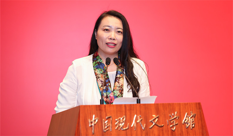 黃宇代表詩歌、幼兒文學(xué)作品獲獎?wù)咧麓疝o