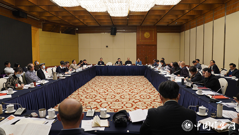 中央和國(guó)家機(jī)關(guān)代表團(tuán)討論張宏森所作工作報(bào)告