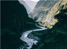 【輯二】東流去：河流想把我?guī)ё?我想把河水挽留河水的每個(gè)部分都在消逝，從過去流向未來/而一整條河流依然存在，屬于絕對(duì)的當(dāng)下[詳細(xì)]