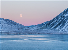 【輯三】大雪封門：誰家門口堆了一個(gè)戴口罩的雪人百米之外，有人在院子里劈柴/削去樹枝的分歧，剁開樹干的統(tǒng)一/木頭的骨屑噴濺在雪上[詳細(xì)]