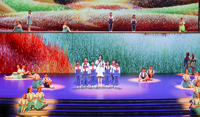 婁藝瀟、劉旖惟、李牧陽表演《大山里的小詩人》