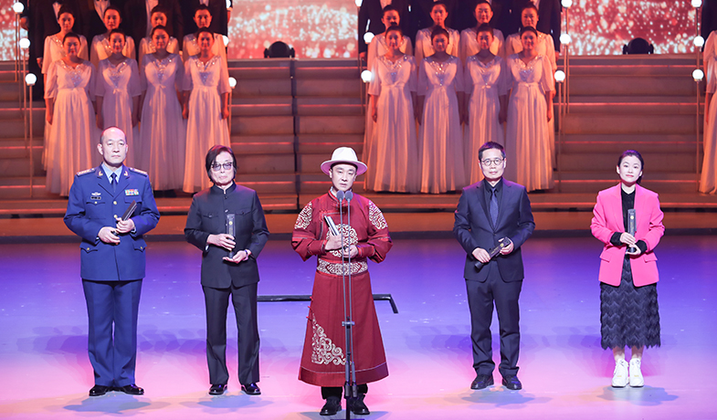 王凱、王松、索南才讓、艾偉、葛亮（季亞婭代領）（從左至右）領取中篇小說獎