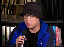 石一楓：“兵行險招”的小說　　笛安以前的小說，“我”經(jīng)常是個女孩，而這部小說雖然寫得很順，但是有其“兵行險招”之處。[詳細(xì)]