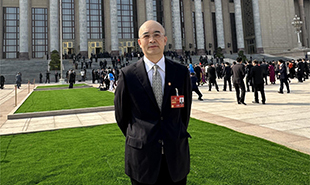 全國政協(xié)委員，中國作協(xié)黨組成員、副主席、書記處書記吳義勤