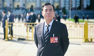 全國政協(xié)委員，中國作協(xié)主席團委員，遼寧省作協(xié)黨組書記、主席滕貞甫