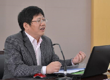 賀仲明：建構(gòu)以民間為中心的生命觀　　胡學(xué)文創(chuàng)造性地選取“傘狀結(jié)構(gòu)”，展開宋莊長達(dá)百余年的歷史畫卷。[詳細(xì)]