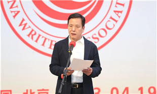 中國作協(xié)副主席、中國現(xiàn)代文學(xué)館館長李敬澤主持“作家朋友，歡迎回家——劇作家活動日”歡迎儀式
