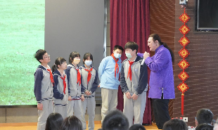 作家黑鶴在上?；羯綄W(xué)校授課