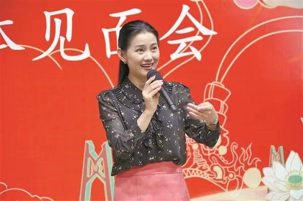 鄭芳芳在終評演員媒體見面會上進(jìn)行表演。 記者 張浩亮 攝