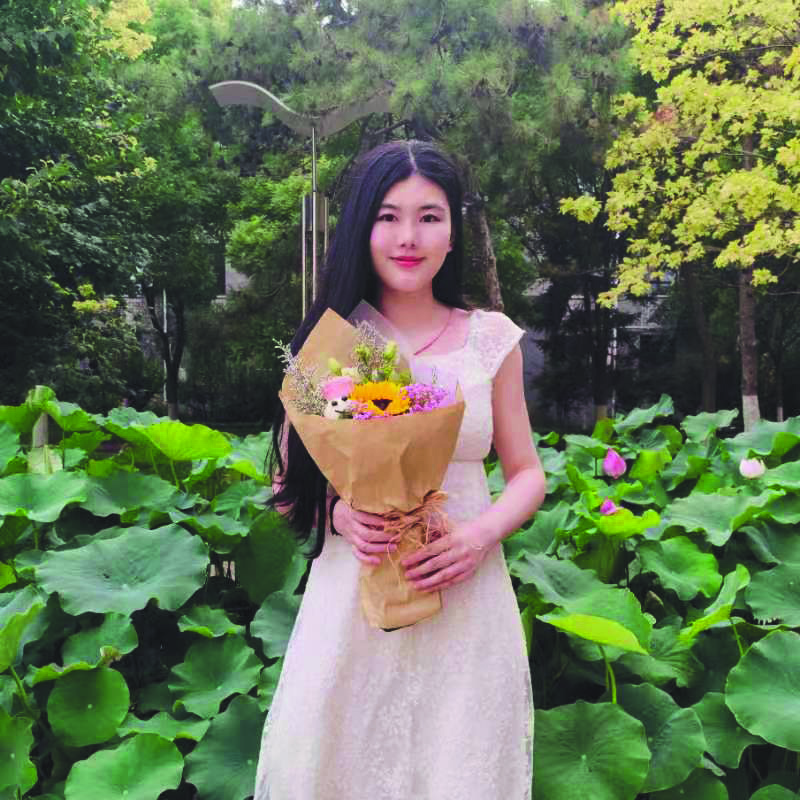 湯介生，原名張明慧，北大中文系博士，科幻懸疑小說作家。代表作《控夢東京》《唐詩生死局》，作品曾入圍央視年度中國好書，獲得首屆燧石文學獎，第十五屆、第十六屆新概念作文大賽全國一等獎。